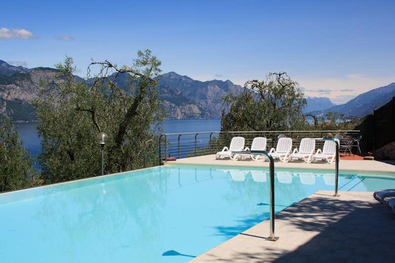 Agricampeggio Paradiso  -  Pool vom Campingplatz mit Blick auf den Gardasee