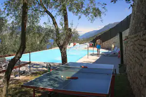 Agricampeggio Paradiso - Tischtennisplatte am Pool vom Campingplatz