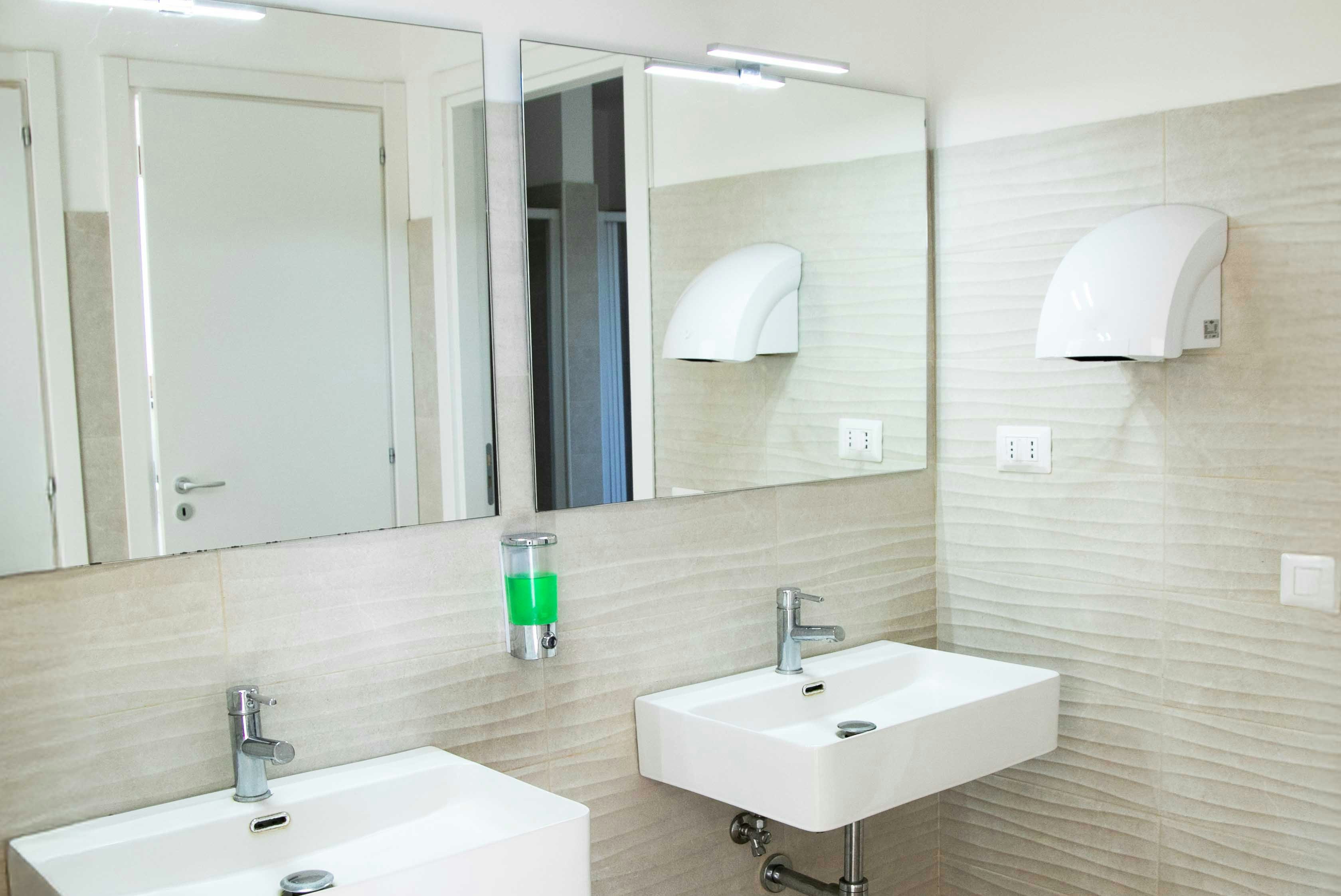 Agricampeggio Verde Etna  - Innenansicht des Sanitärgebäudes