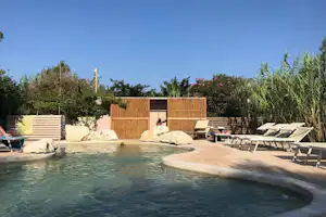 Agricamper Torre Sabea - Gäste liegen am Pool in der Sonne
