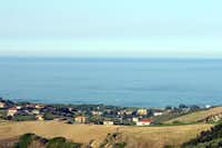 Agricamping Colle Verde - Blick auf das Meer und die Umgebung vom Campingplatz aus der Vogelperspektive