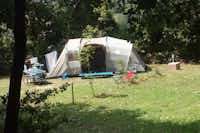 Agricamping La Stadera - Zeltplatz auf grüner Wiese auf dem Campingplatz