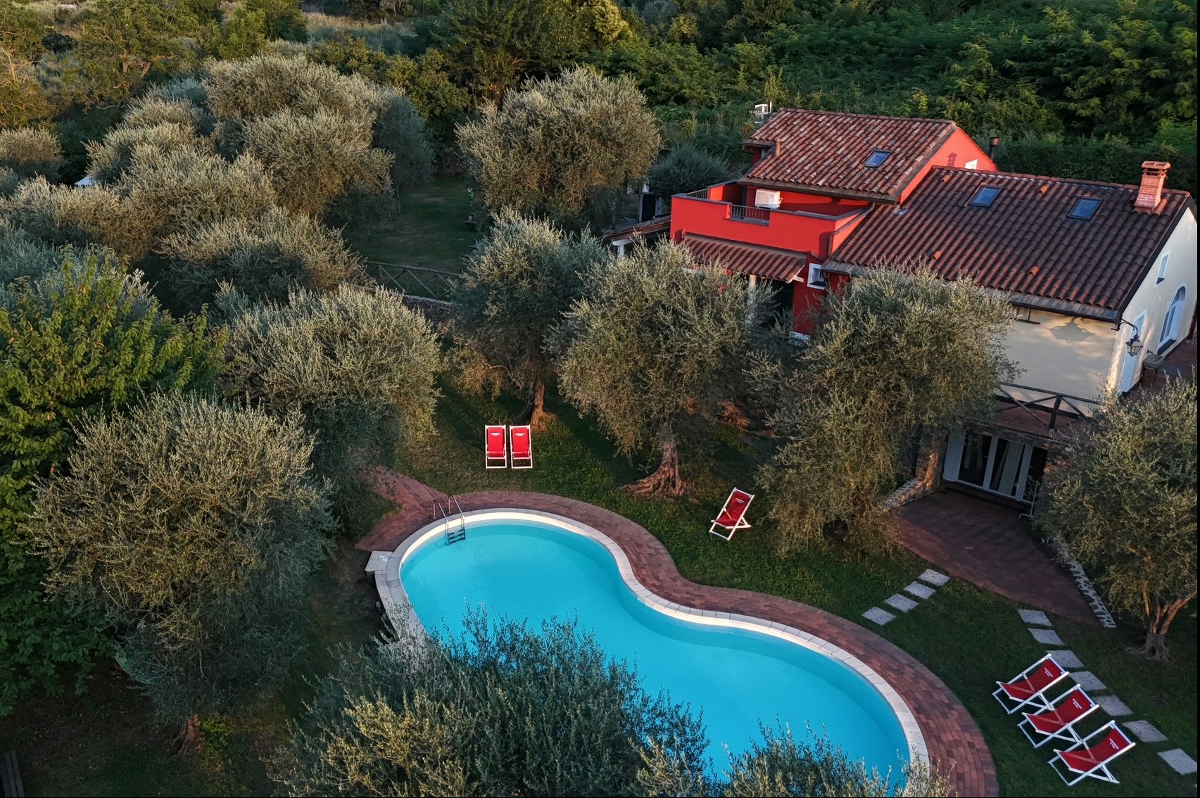 Agricamping La Villa  - Luftaufnahme des Campingplatzes mit Pool