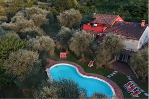 Agricamping La Villa - Luftaufnahme des Campingplatzes mit Pool