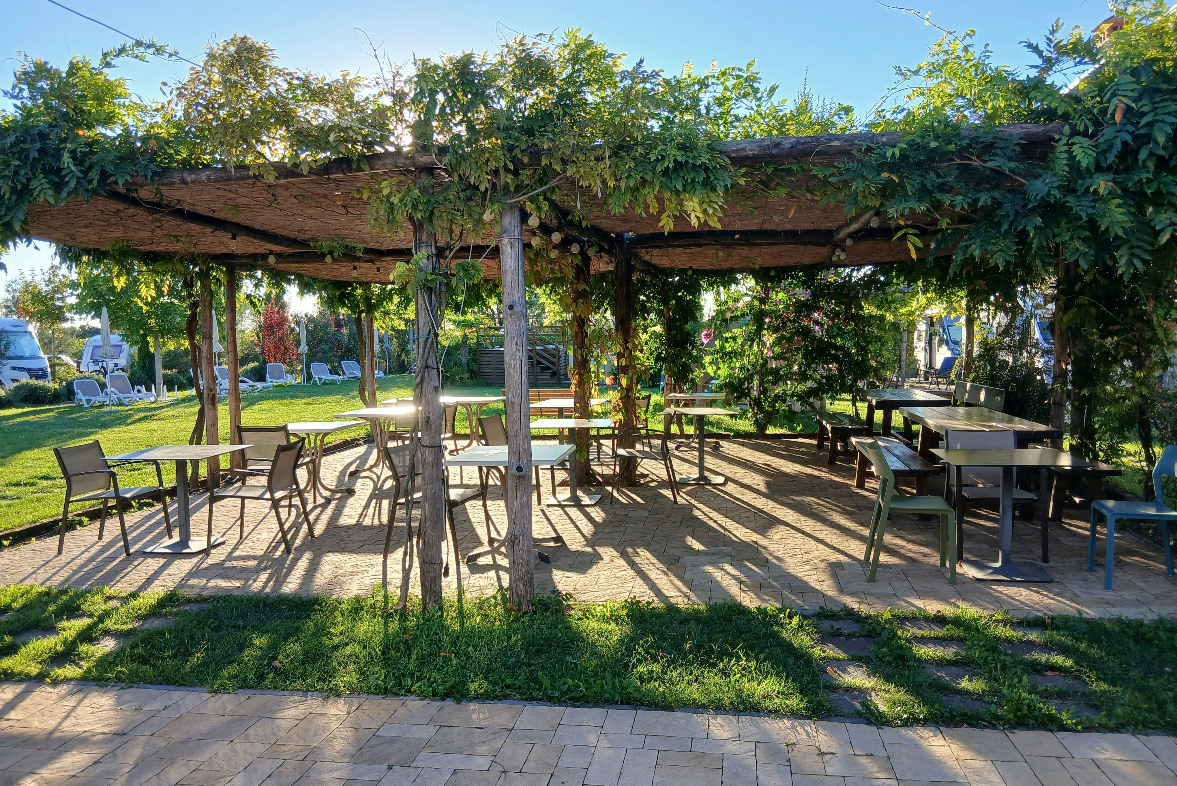 Agricamping Mabellini  - Restaurant mit Terrasse auf dem Campingplatz