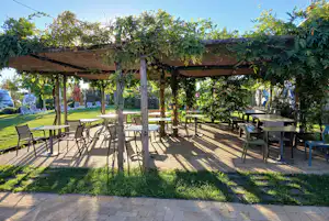 Agricamping Mabellini - Restaurant mit Terrasse auf dem Campingplatz