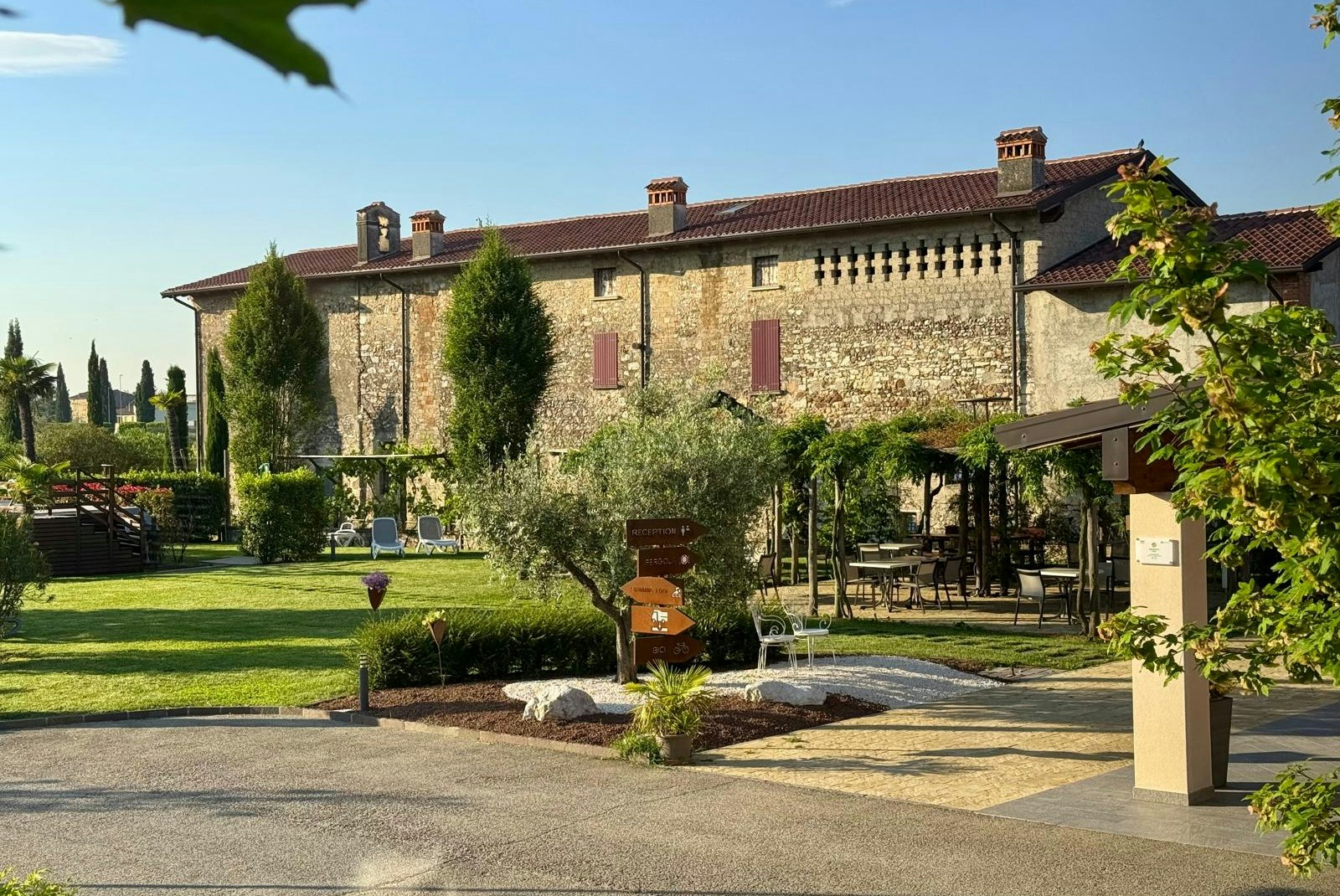 Agricamping Mabellini - Blick auf das Bauernhaus mit Liegewiese auf dem Campingplatz
