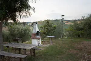 Agricamping Tramonto Rosso - Grillstelle auf dem Campingplatz