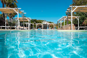 Agriglamping Butterfly House Sardegna - Pool im Freien mit Liegestühlen und Sonnenschirmen