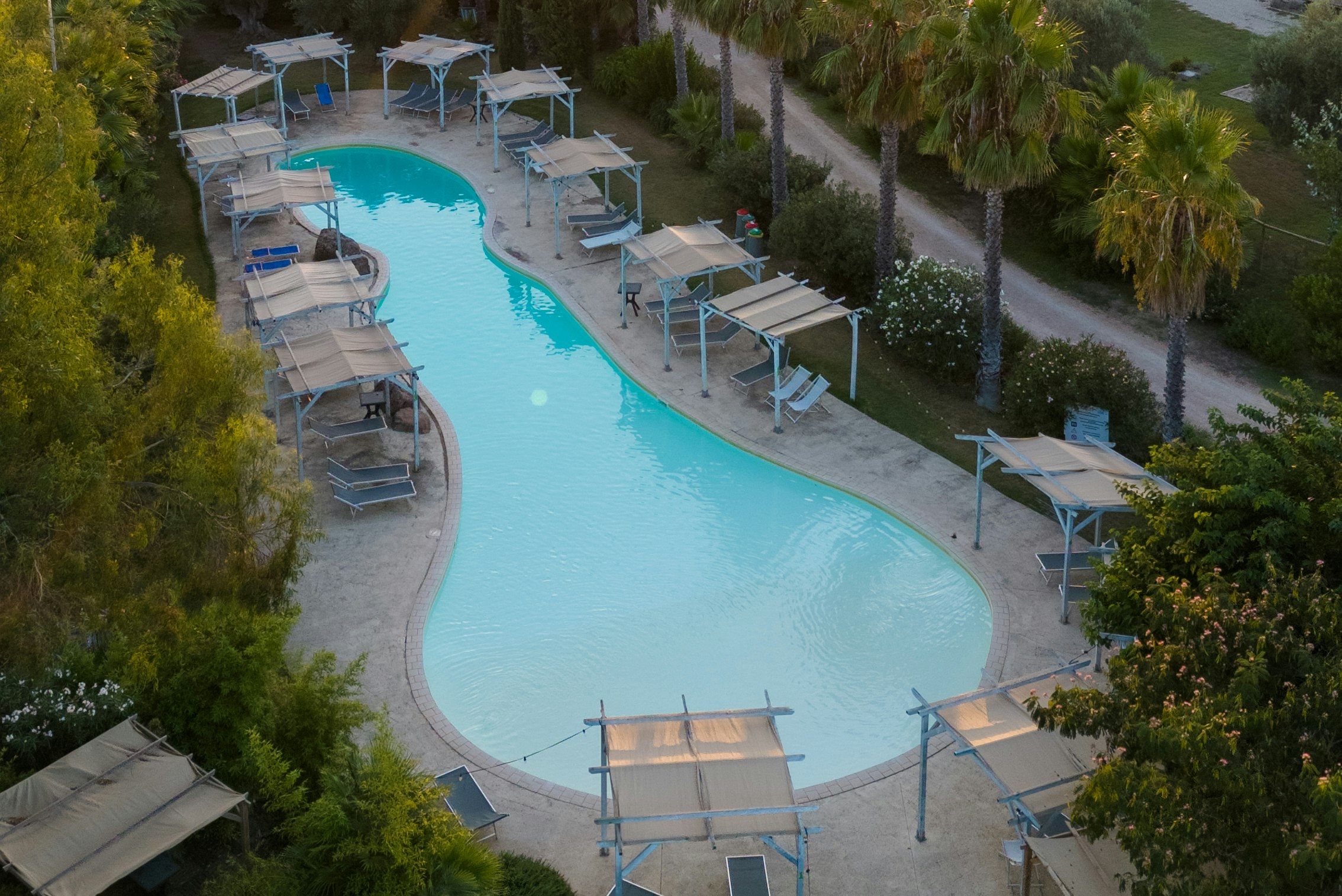 Agriglamping Butterfly House Sardegna - Luftaufnahme des Pools auf dem Campingplatz