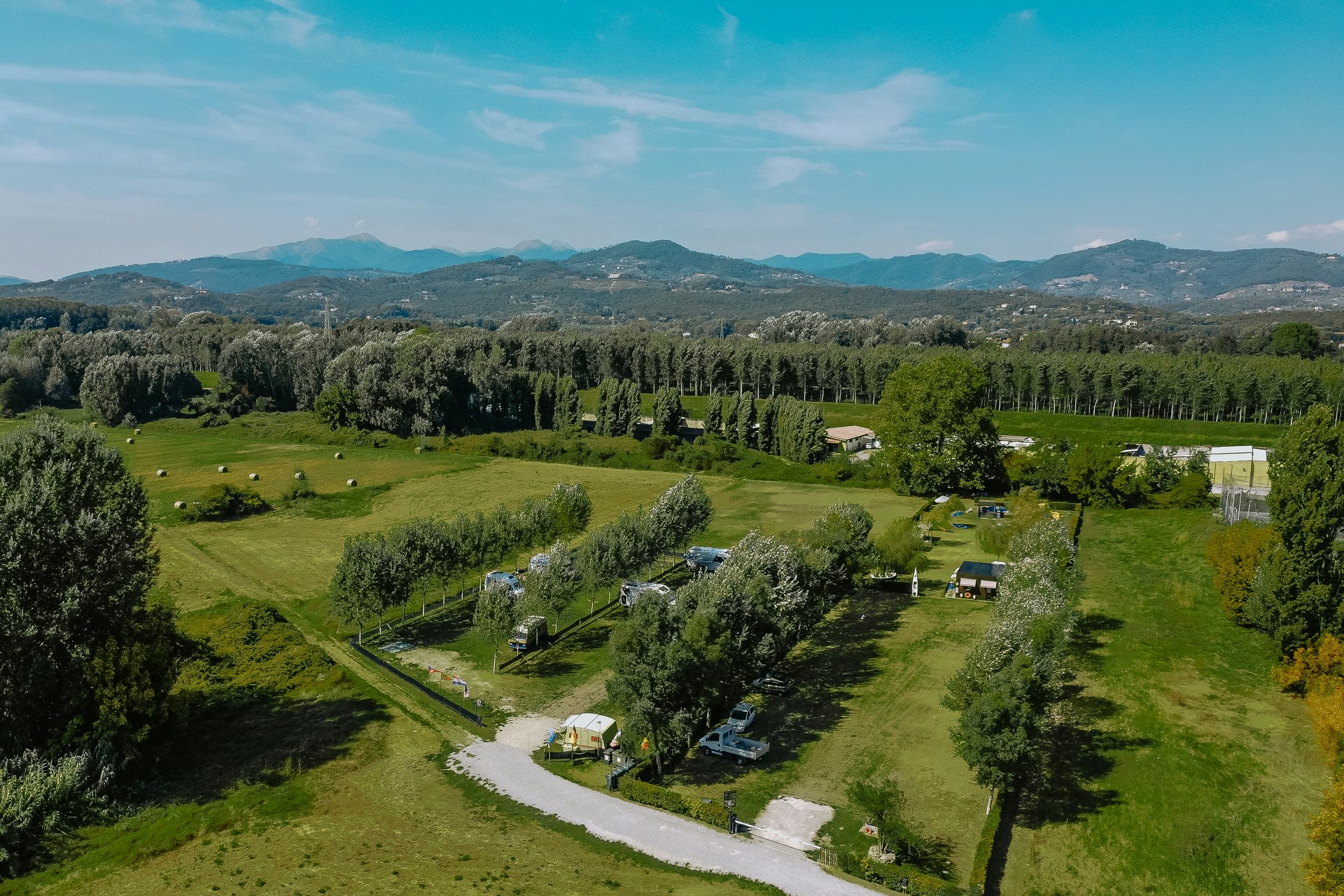 Agrisosta Al Bersaglio 2 - Blick auf den Campingplatz im Grünen