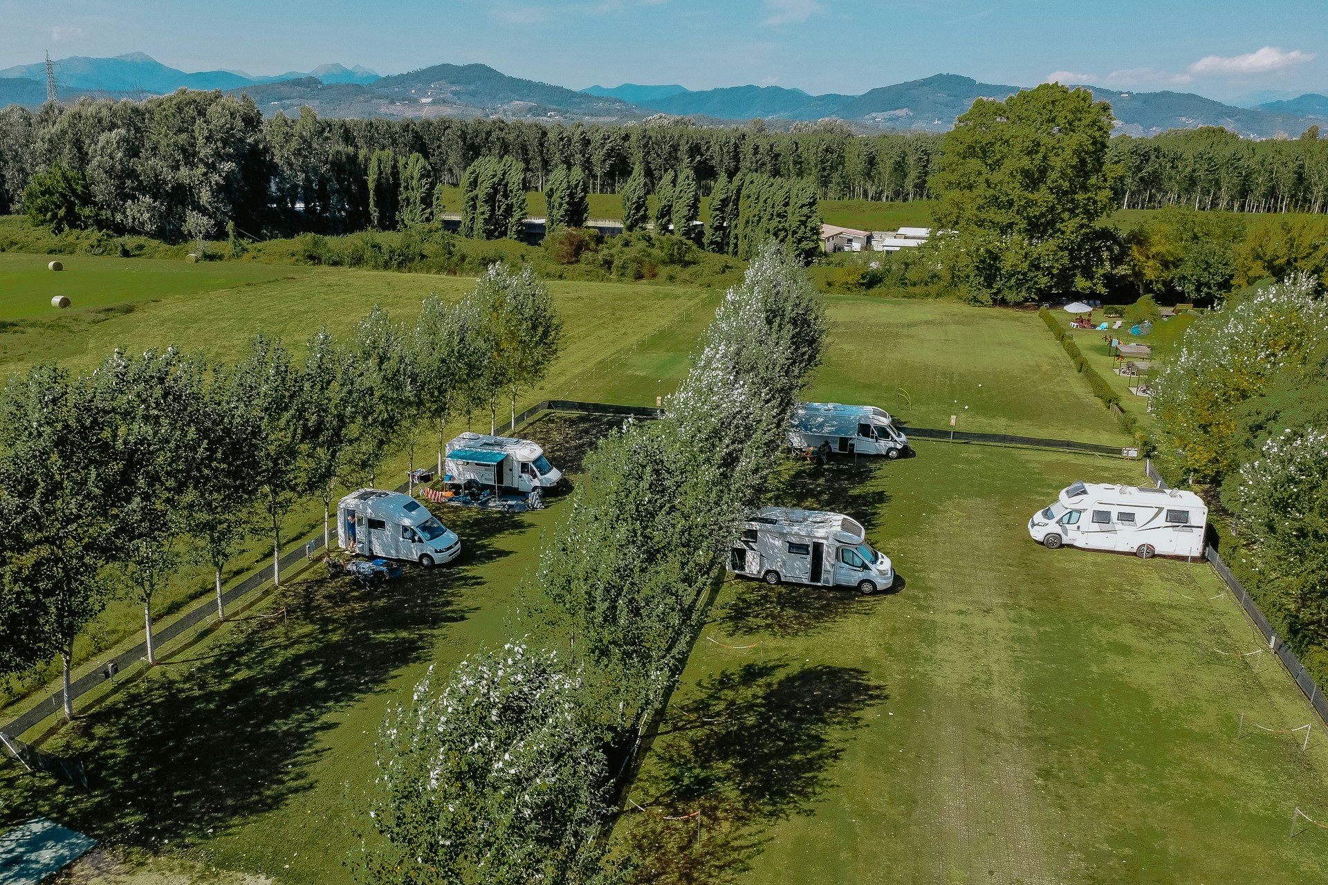 Agrisosta Al Bersaglio 2 - Blick auf die Standplatzwiese auf dem Campingplatz