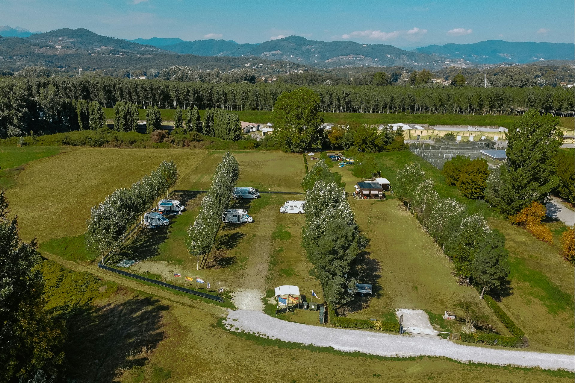 Agrisosta Al Bersaglio 2 - Luftaufnahme der Standplatzwiese auf dem Campingplatz