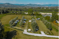 Agrisosta Al Bersaglio 2 - Luftaufnahme der Standplatzwiese auf dem Campingplatz