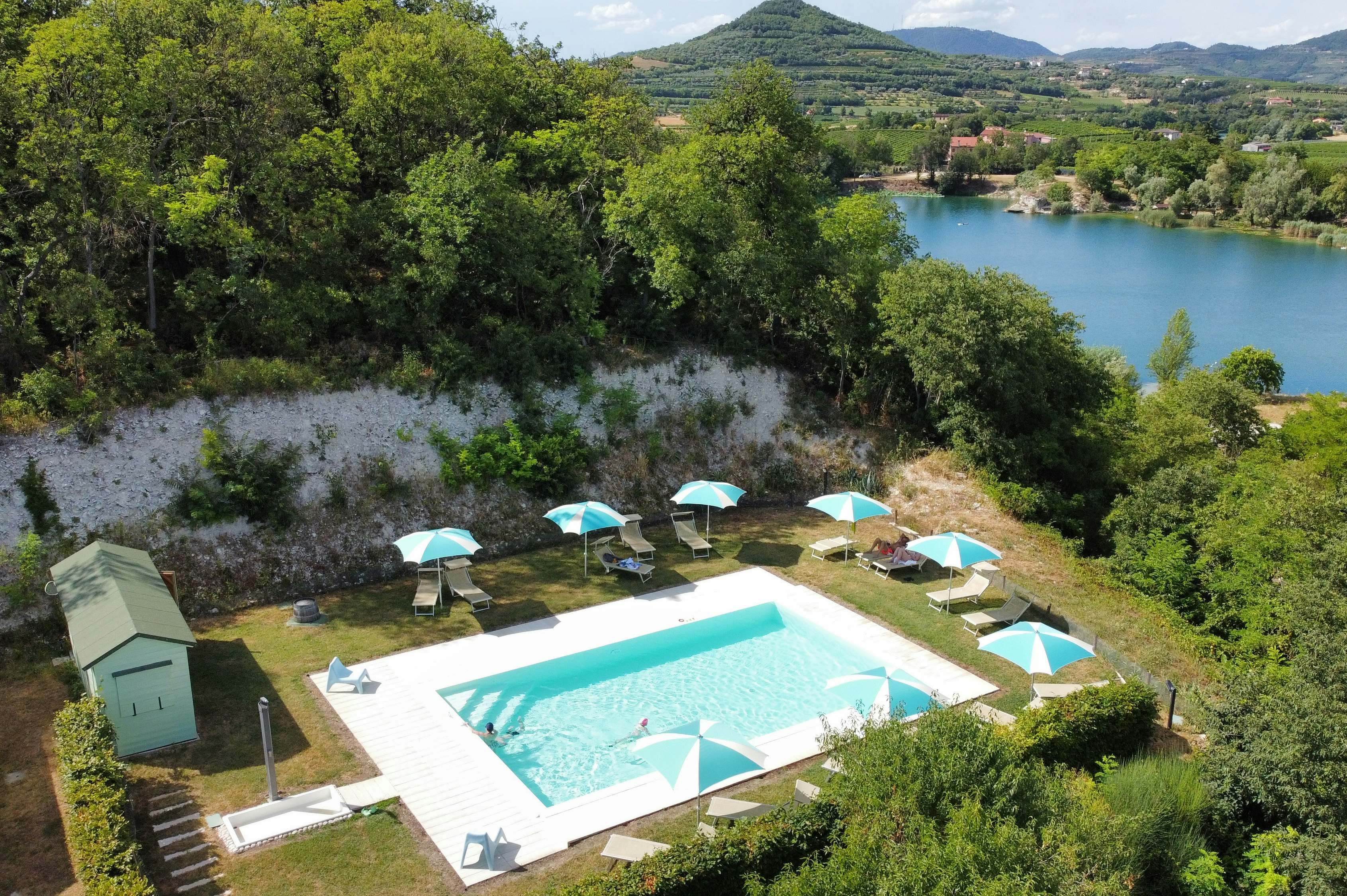 Agriturismo Alba  - Pool im Freien mit Liegestühlen und Sonnenschirmen