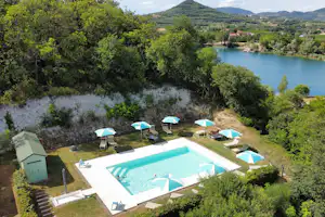 Agriturismo Alba - Pool im Freien mit Liegestühlen und Sonnenschirmen