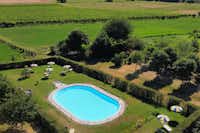 Agriturismo Alba - Campingplatz mit Pool, Liegestühlen und Sonnenschirmen