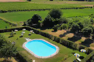 Agriturismo Alba - Campingplatz mit Pool, Liegestühlen und Sonnenschirmen