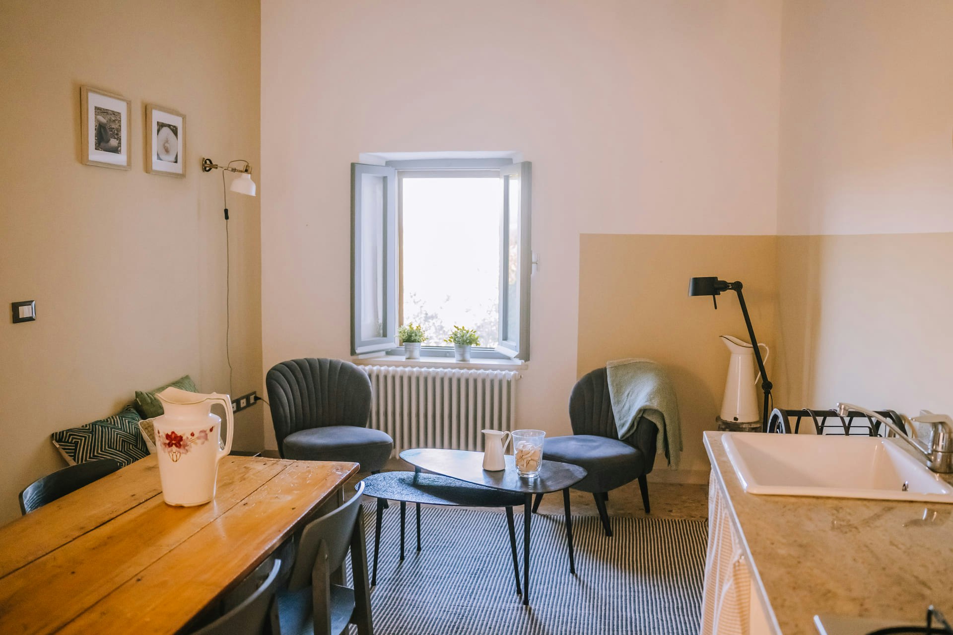 Agriturismo Angeli Sognanti - Innenansicht Wohnzimmer in Mietunterkunft Apartment Oliva auf dem Campingplatz