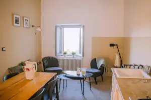 Agriturismo Angeli Sognanti - Innenansicht Wohnzimmer in Mietunterkunft Apartment Oliva auf dem Campingplatz