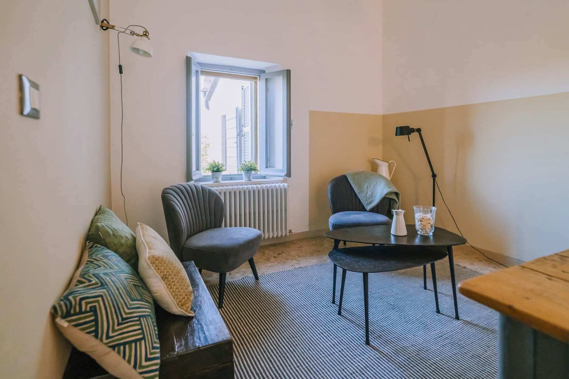 Agriturismo Angeli Sognanti - Innenansicht Wohnzimmer in Mietunterkunft Apartment Oliva auf dem Campingplatz