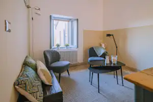 Agriturismo Angeli Sognanti - Innenansicht Wohnzimmer in Mietunterkunft Apartment Oliva auf dem Campingplatz