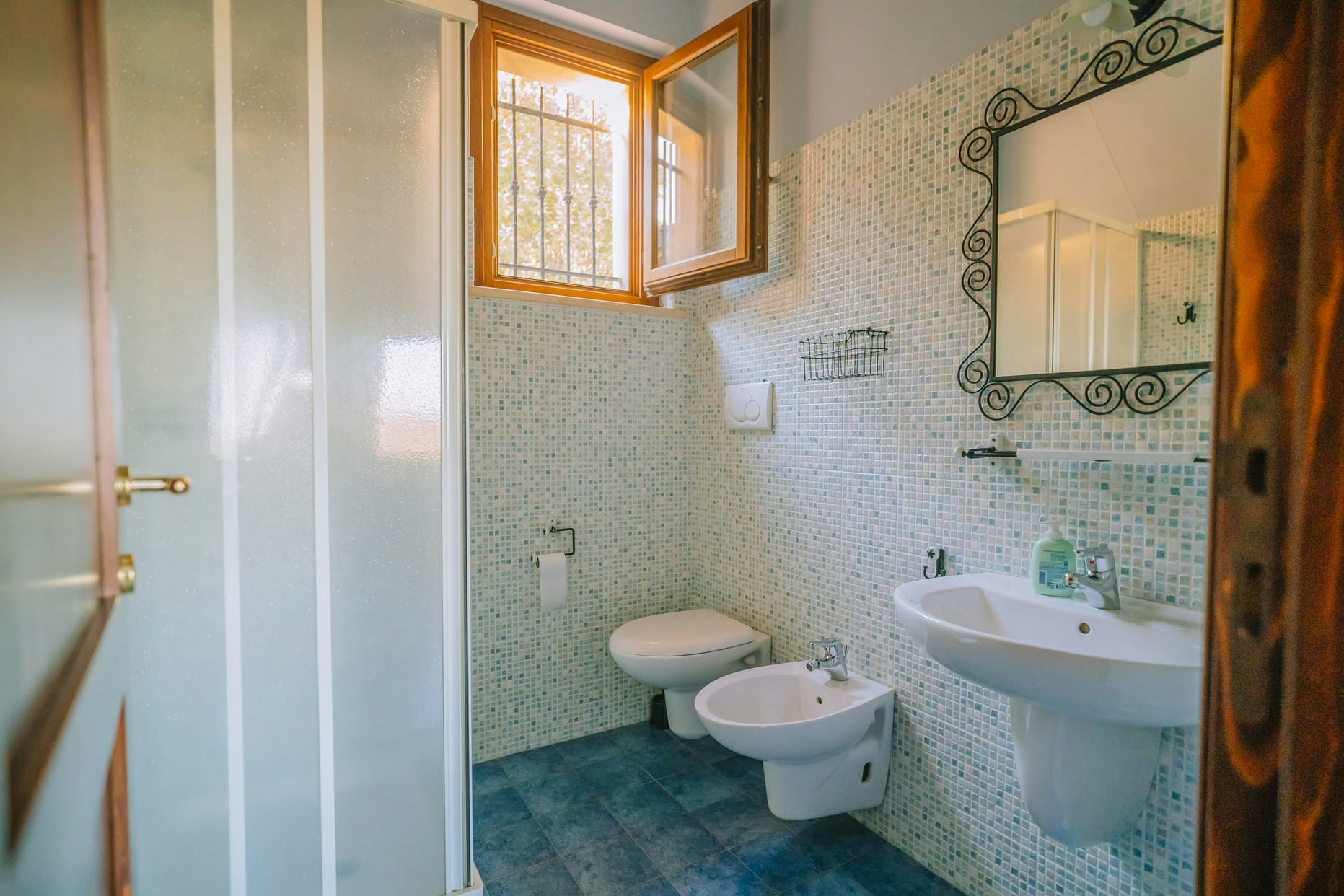 Agriturismo Angeli Sognanti Innenansicht Badezimmerzimmer in Mietunterkunft Apartment Oliva auf dem Campingplatz