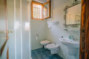 Agriturismo Angeli Sognanti Innenansicht Badezimmerzimmer in Mietunterkunft Apartment Oliva auf dem Campingplatz