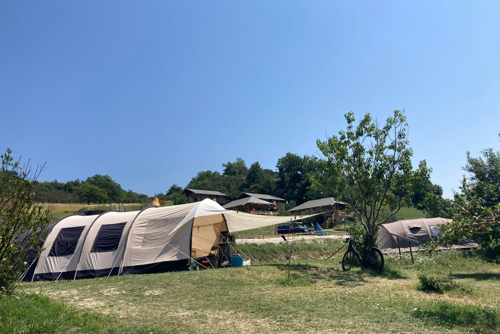 Agriturismo & Camping Vista San Vicino - Zeltplätze auf dem Campingplatz