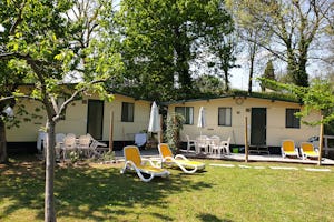 Agriturismo Cascina Le Volpi - Mobilheime mit Terrasse auf dem Campingplatz