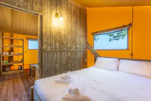Glamping Tenuta Regina Bed&Breakfast Agriturismo Tenuta Regina - Innenansicht eines Mobilheims mit Doppelbett