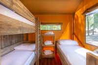 Glamping Tenuta Regina Bed&Breakfast  Agriturismo Tenuta Regina - Schlafbereich in einem Mobilheim mit drei Einzelbetten