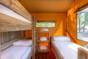 Glamping Tenuta Regina Bed&Breakfast Agriturismo Tenuta Regina - Schlafbereich in einem Mobilheim mit drei Einzelbetten
