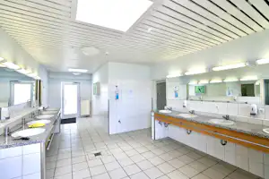 Ahoi Camping Resort - Innenansicht des Sanitärgebäudes
