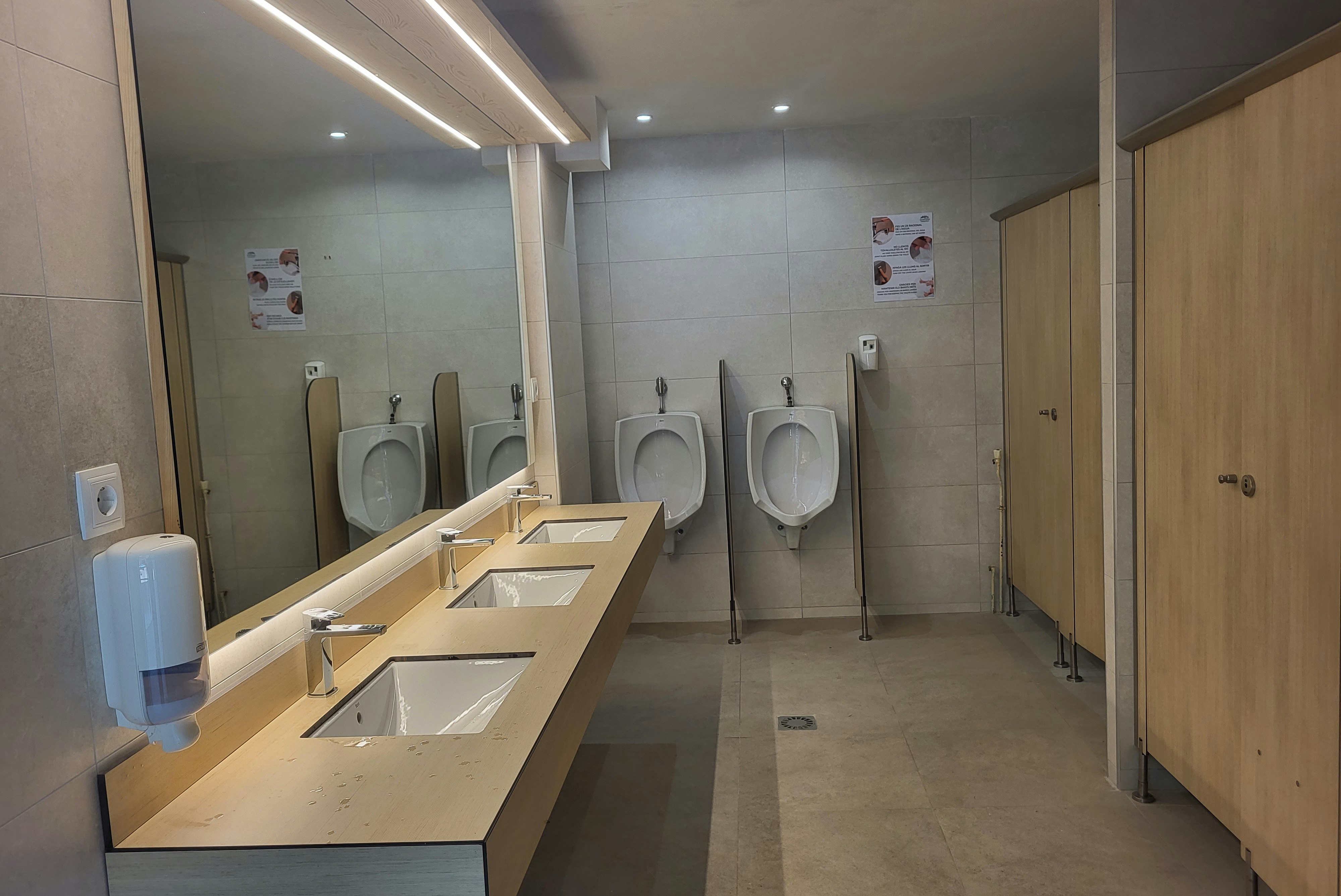 Aigüestortes Camping Resort  - Innenansicht des Sanitärgebäudes