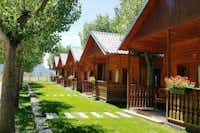 Aigüestortes Camping Resort - Chalet mit Veranda im Grünen auf dem Campingplatz