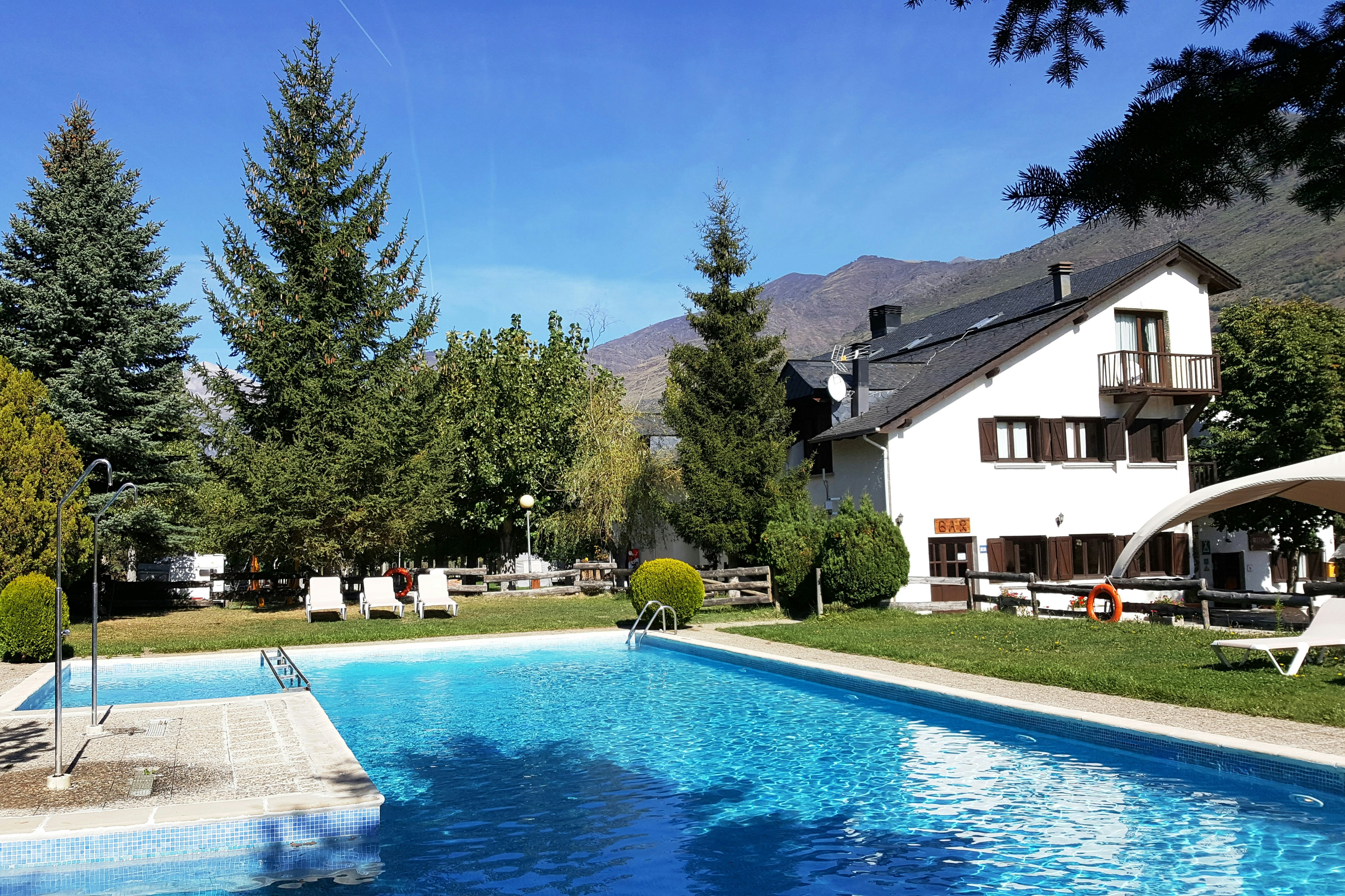 Aigüestortes Camping Resort - Pool mit Liegestühlen auf dem Campingplatz 