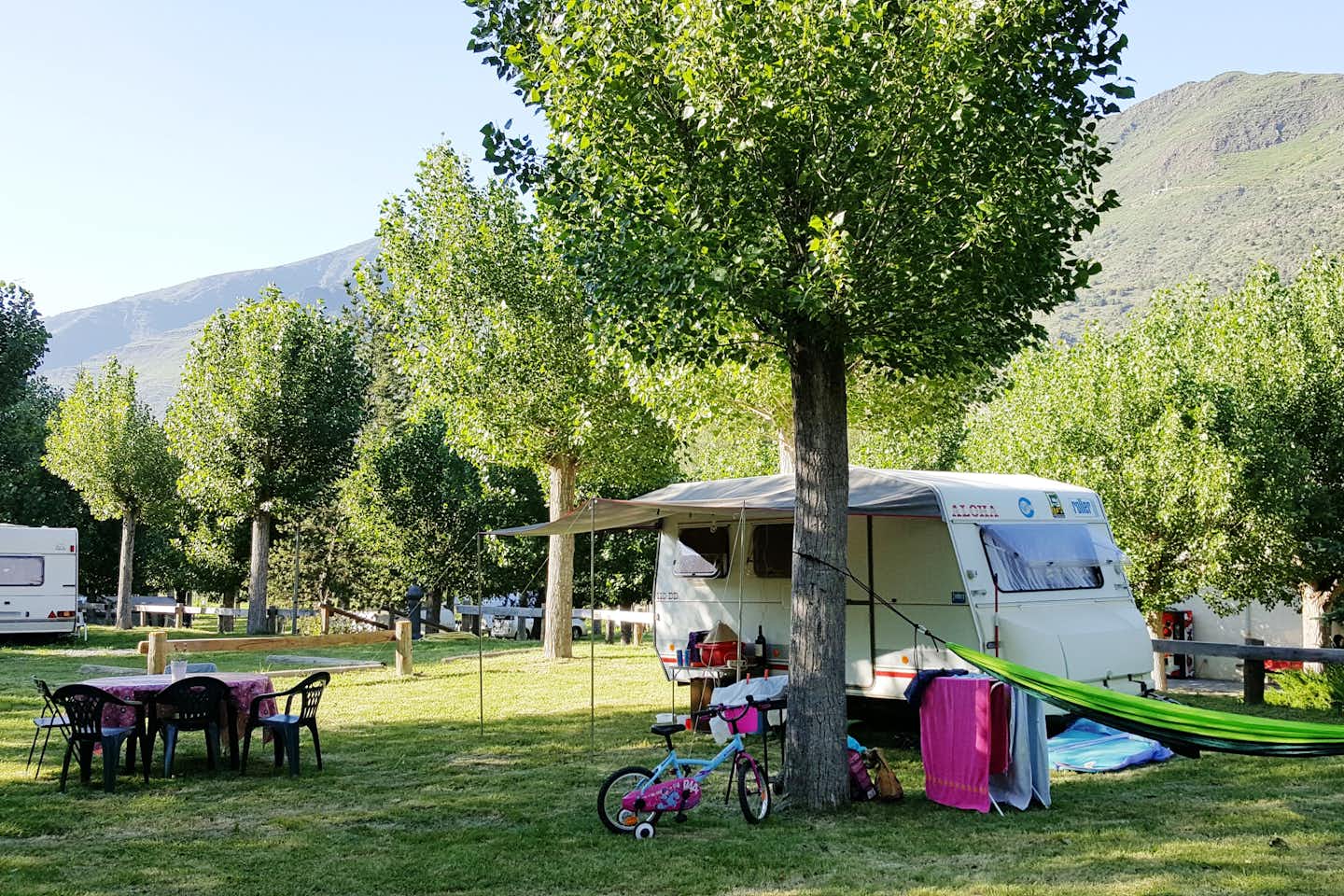 Aigüestortes Camping Resort - Wohnwagenstellplätze auf dem Campingplatz mit Blick auf die Berge