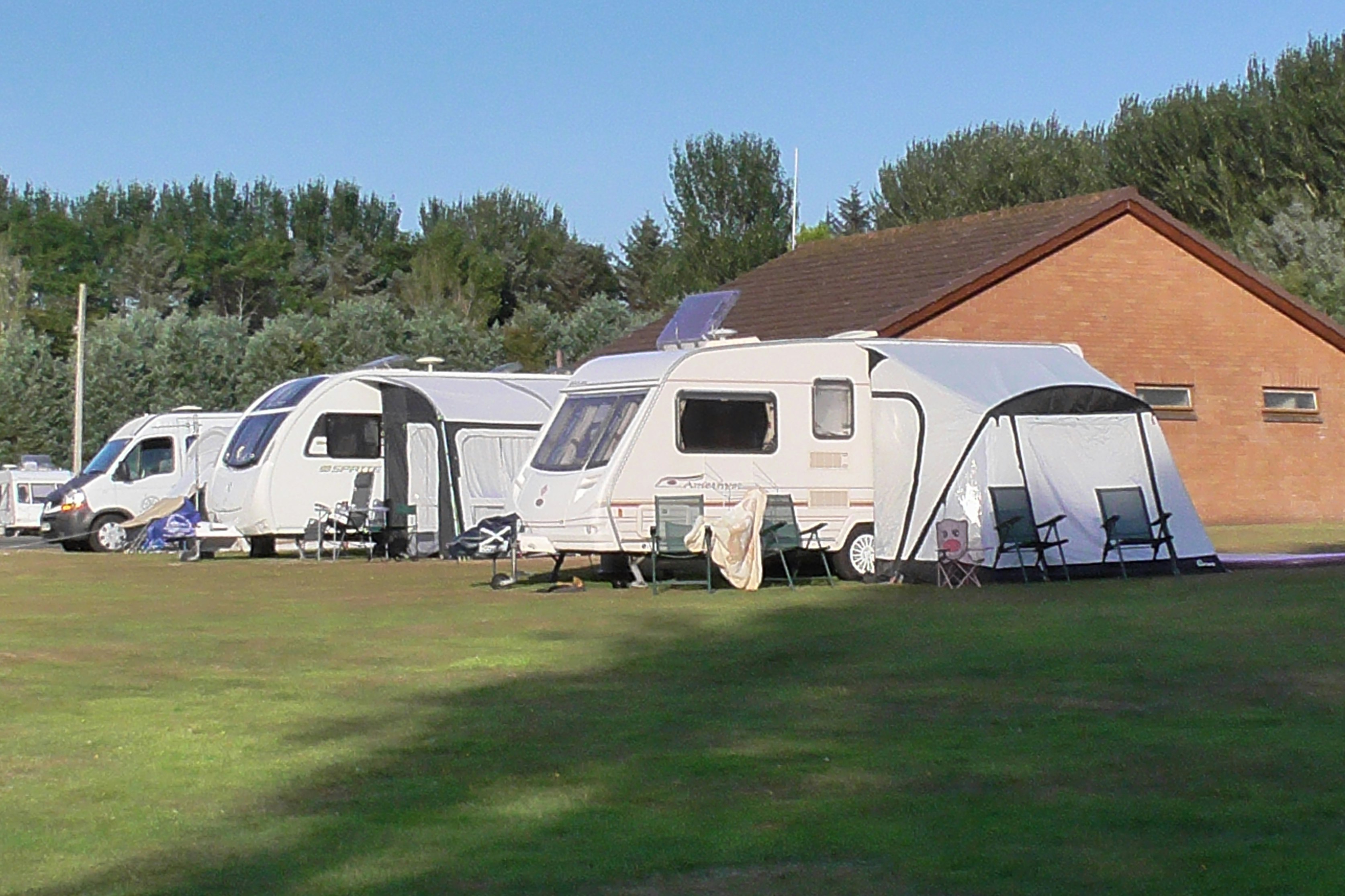 Aird Donald Caravan Park - Standplätze auf grüner Wiese