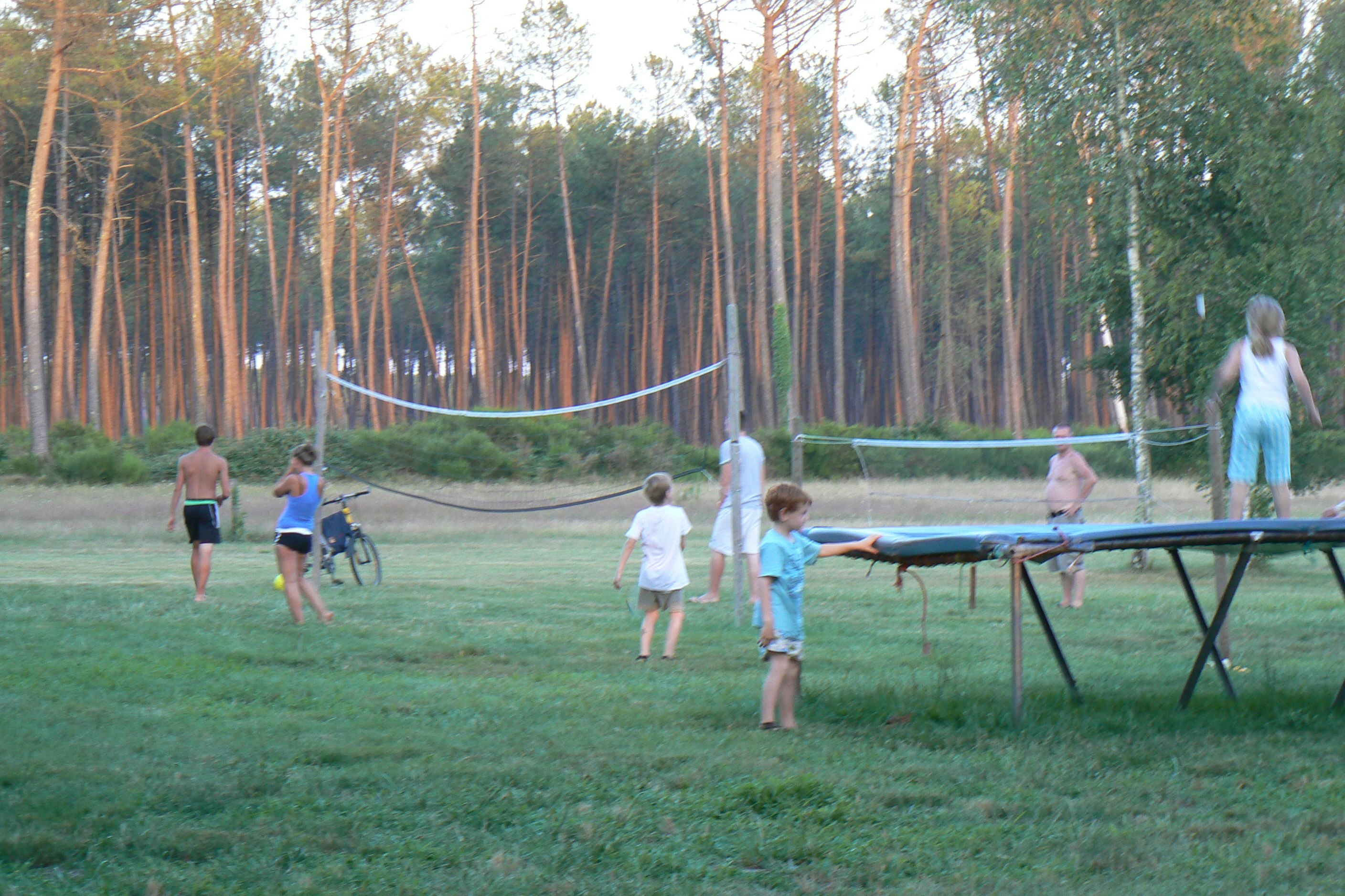 Aire Naturelle Camping du Toy - Sprungmatte und Volleyballfeld