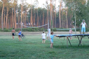 Aire Naturelle Camping du Toy - Sprungmatte und Volleyballfeld
