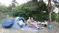 Aire Naturelle de Camping Les Cerisiers - Gäste vor ihrem Zelt