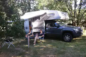 Aire Naturelle de Camping Les Cerisiers - Wohnmobilstellplatz im Schatten der Bäume