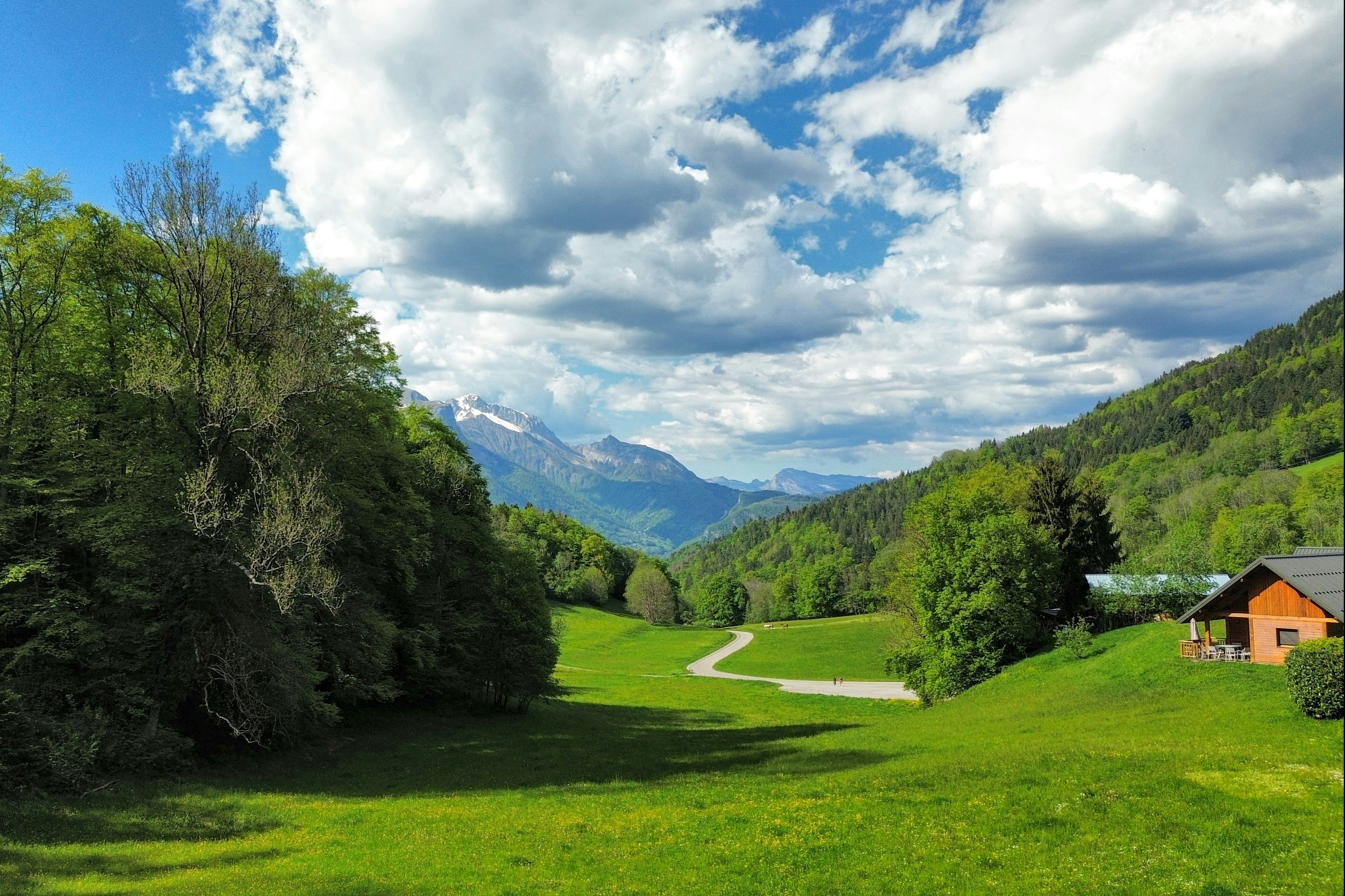 Aire Naturelle de Camping Val de Tamié - Campingplatz mit Blick auf das Tal