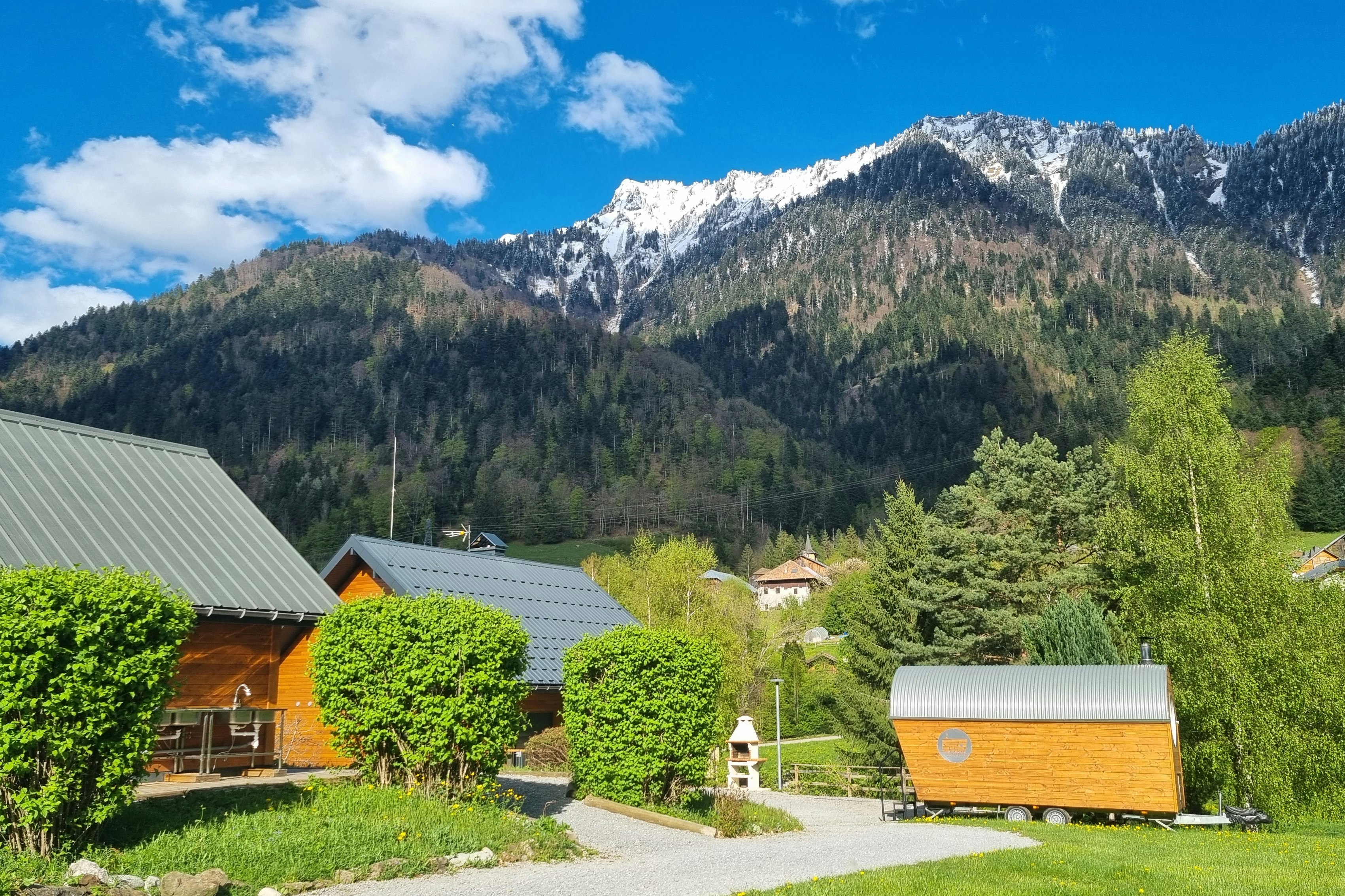 Aire Naturelle de Camping Val de Tamié - Campingplatz mit Blick auf die Berge