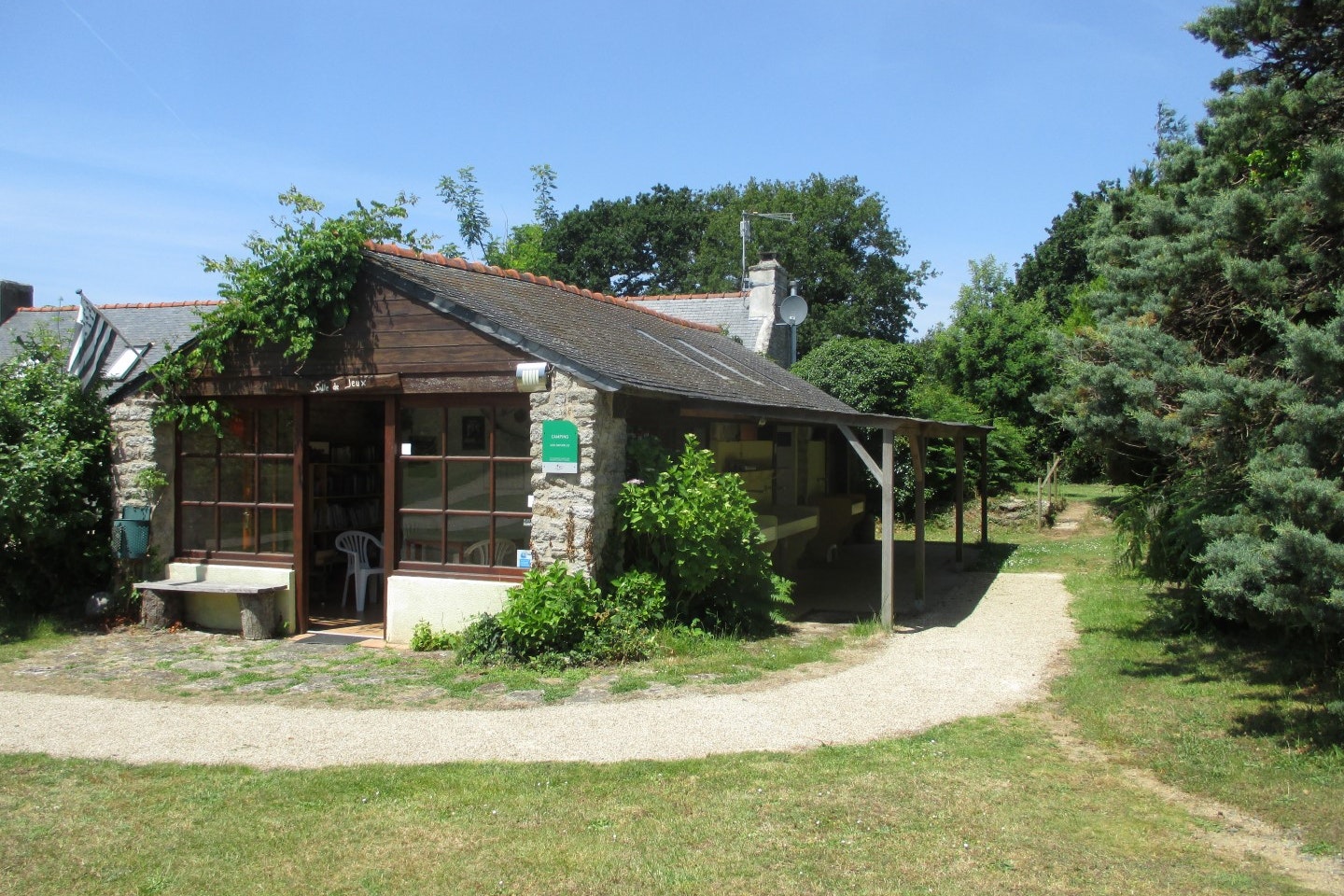 Aire Naturelle de Camping Vert Keraluic - Gebäude auf dem Campingplatz