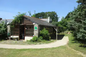 Aire Naturelle de Camping Vert Keraluic - Gebäude auf dem Campingplatz
