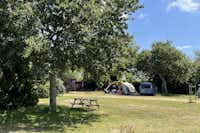 Aire Naturelle de Camping Vert Keraluic - Stellplätze im Grünen auf dem Campingplatz