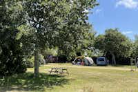Aire Naturelle de Camping Vert Keraluic - Stellplätze im Grünen auf dem Campingplatz