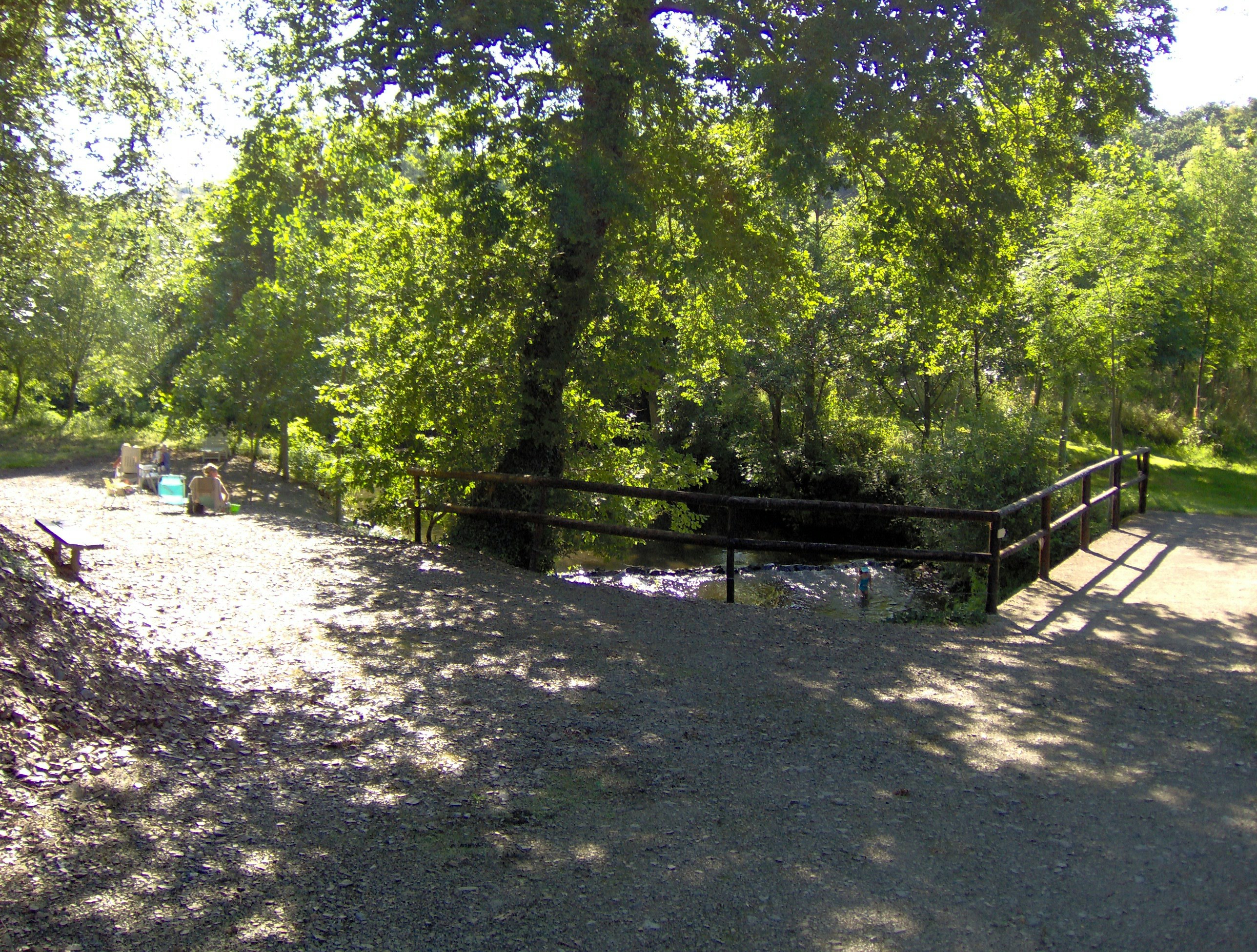 Aire Naturelle Ferme du Moulin Foulon - Blick auf den Fluss am Campingplatz